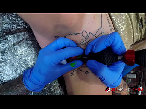 ❤️ Keçika pir tattookirî Sully Savage tattooek li ser klîtorê xwe kir. ❌ Kalîteya seksê li me ku.allo-sex.ru ❤