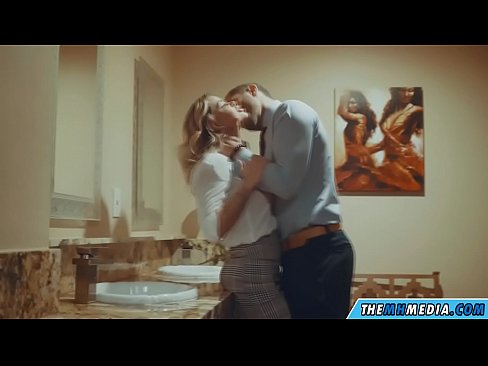 ❤️ Gava ku blondeyek busty we di nav hewşek gelemperî de dixapîne ❌ Kalîteya seksê li me ku.allo-sex.ru ❤